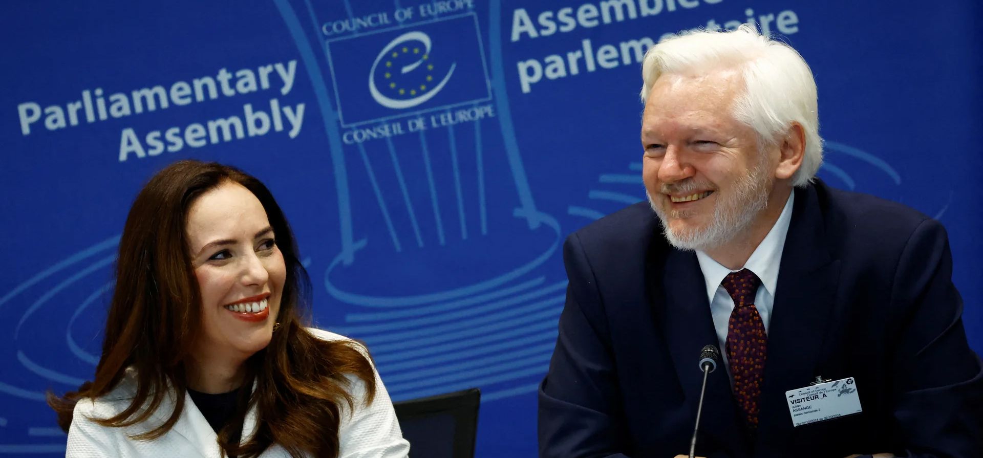Julian Assange y su esposa, Stella Assange, asisten a una audiencia sobre la detención y condena del fundador de WikiLeaks, y su efecto en los derechos humanos, en el Consejo de Europa, Estrasburgo, Francia. Fotografía: Stéphane Mahé/Reuters Julian Assange y su esposa, Stella Assange, asisten a una audiencia sobre la detención y condena del fundador de WikiLeaks, y su efecto en los derechos humanos, en el Consejo de Europa, Estrasburgo, Francia. Fotografía: Stéphane Mahé/Reuters