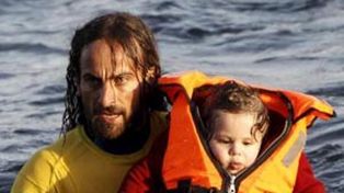 La foto de un rescatista argentino en las costas de Grecia recorre y conmueve al mundo