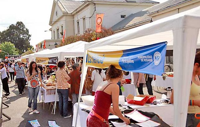 El año pasado se instalaron stands frente al edificio que ocupa la Secretaría de Cultura; en esta oportunidad se mudarán frente al río.