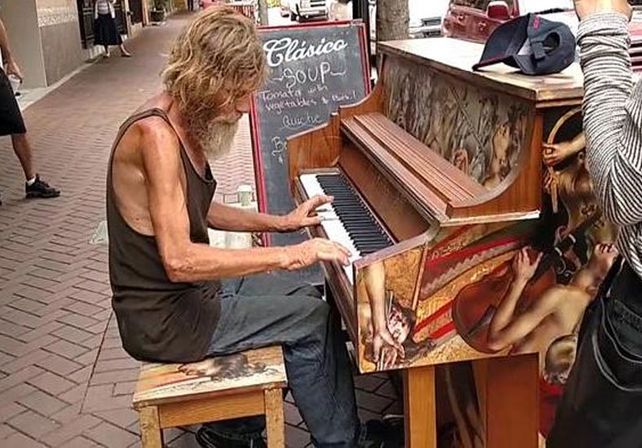 Mirá cómo este indigente sorprende tocando el piano
