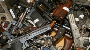 En Rosario se venden armas de forma directa a través de un grupo público de Facebook