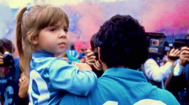 Dalma Maradona en brazos del Diez cuando vestía la camiseta de Napoli.&nbsp;