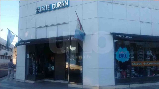 Rompieron la vidriera y robaron un maniquí con ropa deportiva en Sabaté Durán