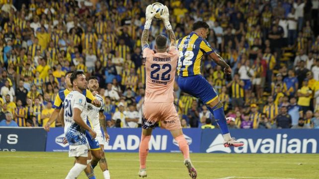 Guido Herrera descuelga una pelota en el primer tiempo. Con poco