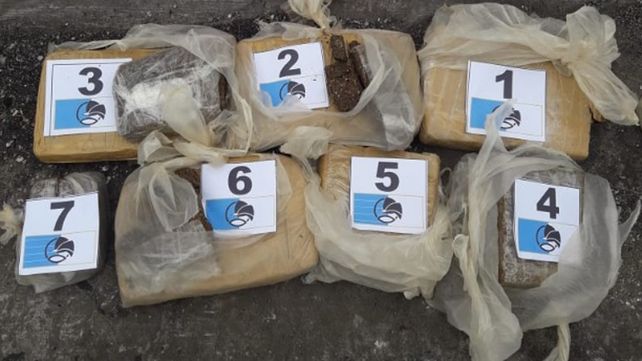 Tiraron un bolso con cinco kilos de marihuana a un techo