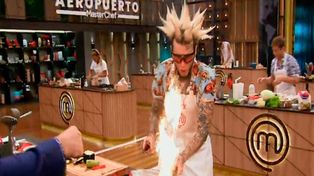 Fuego. Una llamarada se apoderó del plato que estaba preparando Alex Caniggia.&nbsp;