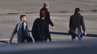 Xavi Hernández avanza primero hacia el avión. Lo siguen Jordi Alba y Sergio Busquet. El aeropuerto estuvo operable después de las 9.