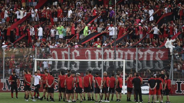 Banderazo en Newells: un ritual para aflojar las tensiones y cantar por una victoria en el clásico