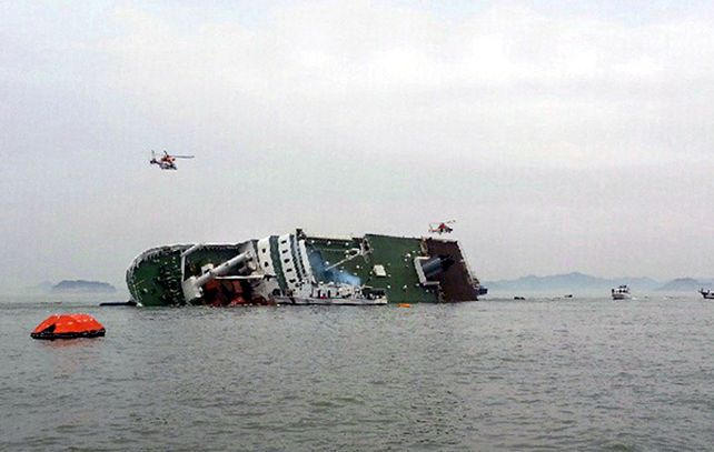 El barco que naufragó también transportaba camiones y automóviles.