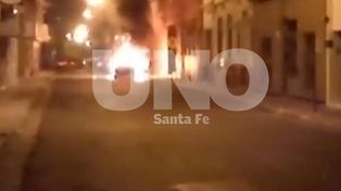 Video: dos vehículos incendiados en Santa Fe