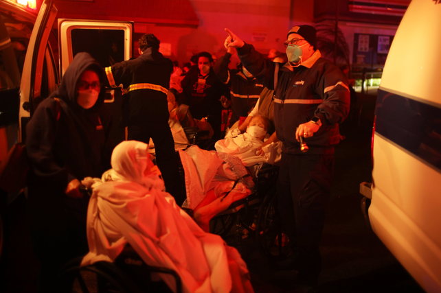 Decenas de ancianos tuvieron que ser evacuados por el avance de las llamas en Los Ángeles.