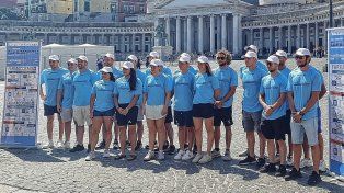 Los 20 nadadores, 15 hombres y 5 mujeres, que compitieron en la tradicional Capri-Nápoli.