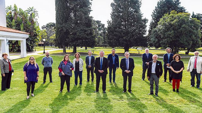 Equipo. Fern&aacute;ndez recab&oacute; ayer la opini&oacute;n de los expertos antes de anunciar la extensi&oacute;n de la cuarentena.&nbsp;