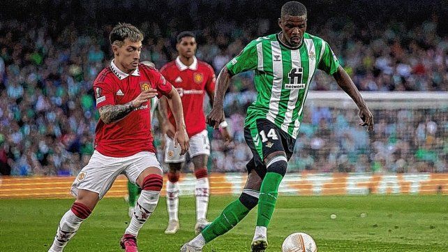 Lisandro Martínez intenta neutralizar el avance del portugués William Carvalho