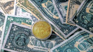 El dólar oficial mayorista rozó los 1.500 pesos mientras el blue volvió a bajar por cuarta rueda seguida