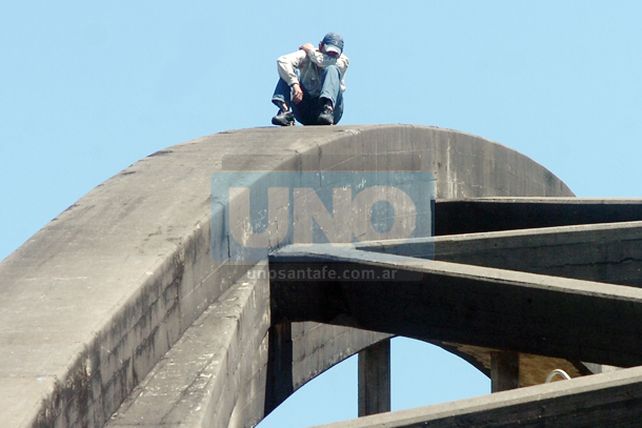 Auxiliaron a un joven que reclamaba por una vivienda en el puente Carretero