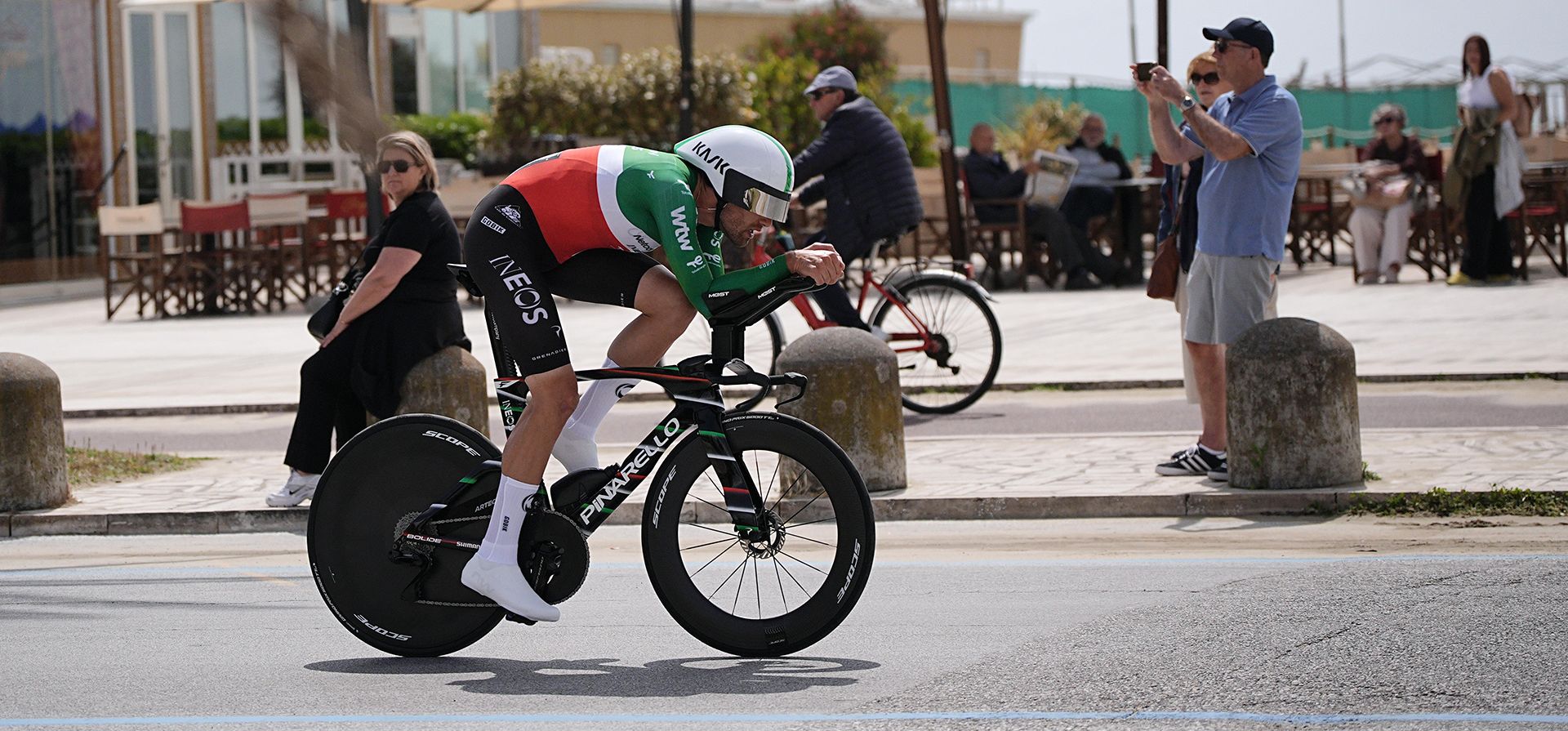 El italiano Filippo Ganna pedalea durante la décima etapa de la carrera ciclista Giro de Italia de Viareggio a Massa, Italia, el martes 19 de mayo de 2026. (Marco Alpozzi/LaPresse vía AP) El italiano Filippo Ganna pedalea durante la décima etapa de la carrera ciclista Giro de Italia de Viareggio a Massa, Italia, el martes 19 de mayo de 2026. (Marco Alpozzi/LaPresse vía AP)