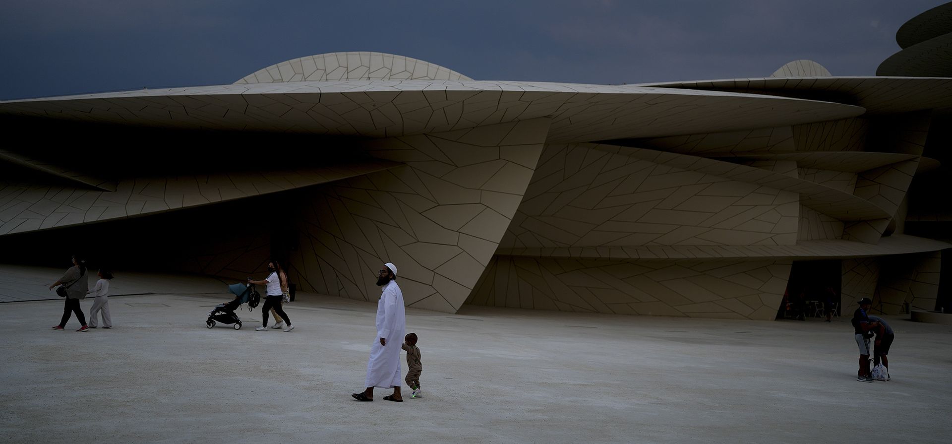La gente camina afuera del Museo Nacional de Qatar durante el torneo de fútbol de la Copa Mundial en Doha, Qatar, el miércoles 7 de diciembre de 2022. (AP Foto/Natacha Pisarenko)