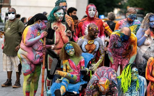 Los participantes posan para las fotos durante el Día anual del Bodypainting de Nueva York.