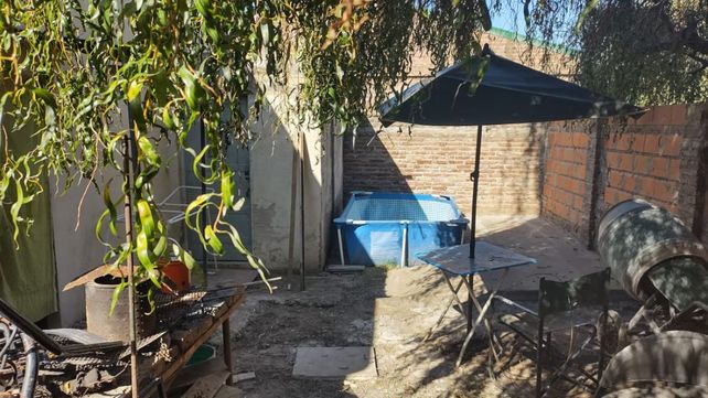 Tras asesinar a Nora Escobar, Britez cavó un pozo en la que la enterró y le construyó una loza de cemento sobre el que colocó una pileta.