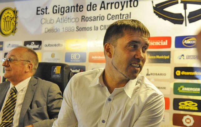 El DT canalla apuntó al ex jugador de pasado auriazul Marcelo Carracedo.