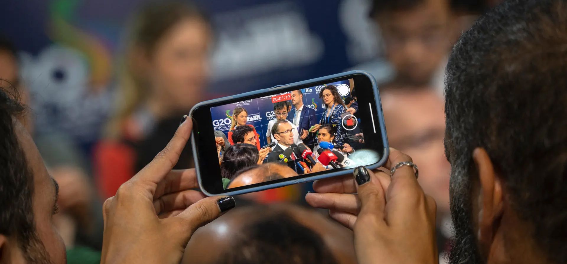 Un periodista graba al ministro de Asuntos Exteriores de Noruega, Espen Barth Eide, hablando durante una conferencia de prensa en una reunión de dos días del G20, Río de Janeiro, Brasil. Fotografía: Mauro Pimentel/AFP/Getty Un periodista graba al ministro de Asuntos Exteriores de Noruega, Espen Barth Eide, hablando durante una conferencia de prensa en una reunión de dos días del G20, Río de Janeiro, Brasil. Fotografía: Mauro Pimentel/AFP/Getty