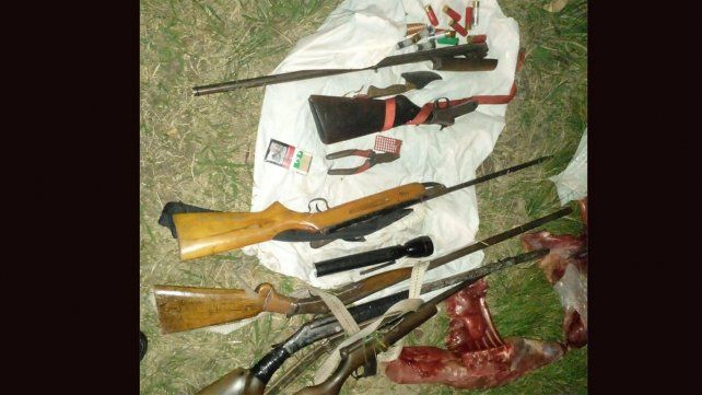 Fueron descubiertos con un carpincho faenado y armas en el auto&nbsp;