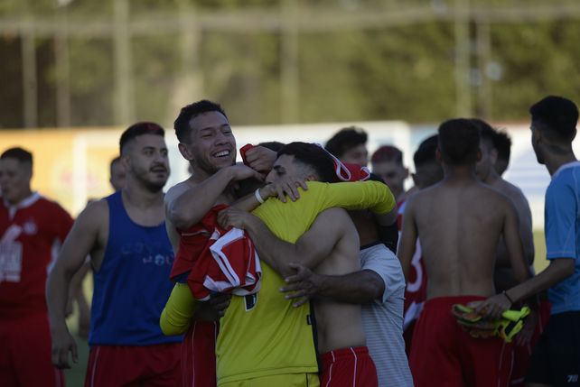 La figura de los papales. Franco Ojeda es felicitado por todos sus compañeros después de la gran actuación en la final de la Pinasco.&nbsp; &nbsp;
