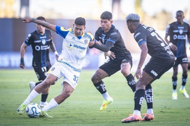 Emanuel Coronel intenta progresar en una salida de Central.