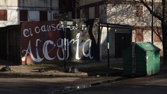 Según los vecinos Matías Nahuel Paredes alcanzó a correr unos metros antes de caer en el cruce de Savio y Vuelta de Obligado.&nbsp;