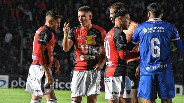 Colón se la bancó con 10 ante Godoy Cruz, sigue invicto en casa y ahora es escolta
