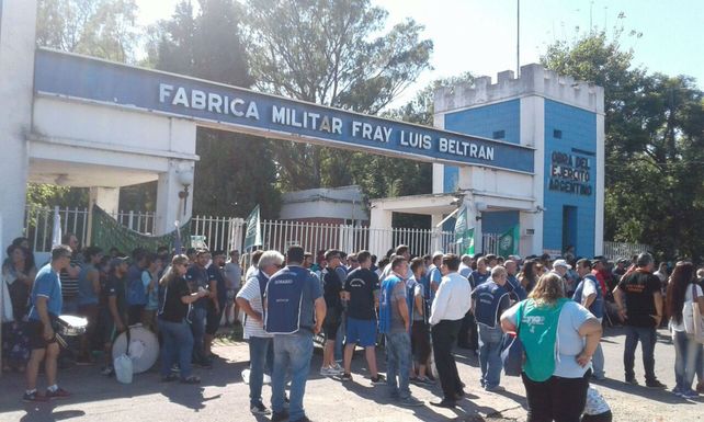 En la calle. Los trabajadores de la Fábrica Militar sufrieron otra tanda de 35 cesantías a fin del año pasado.