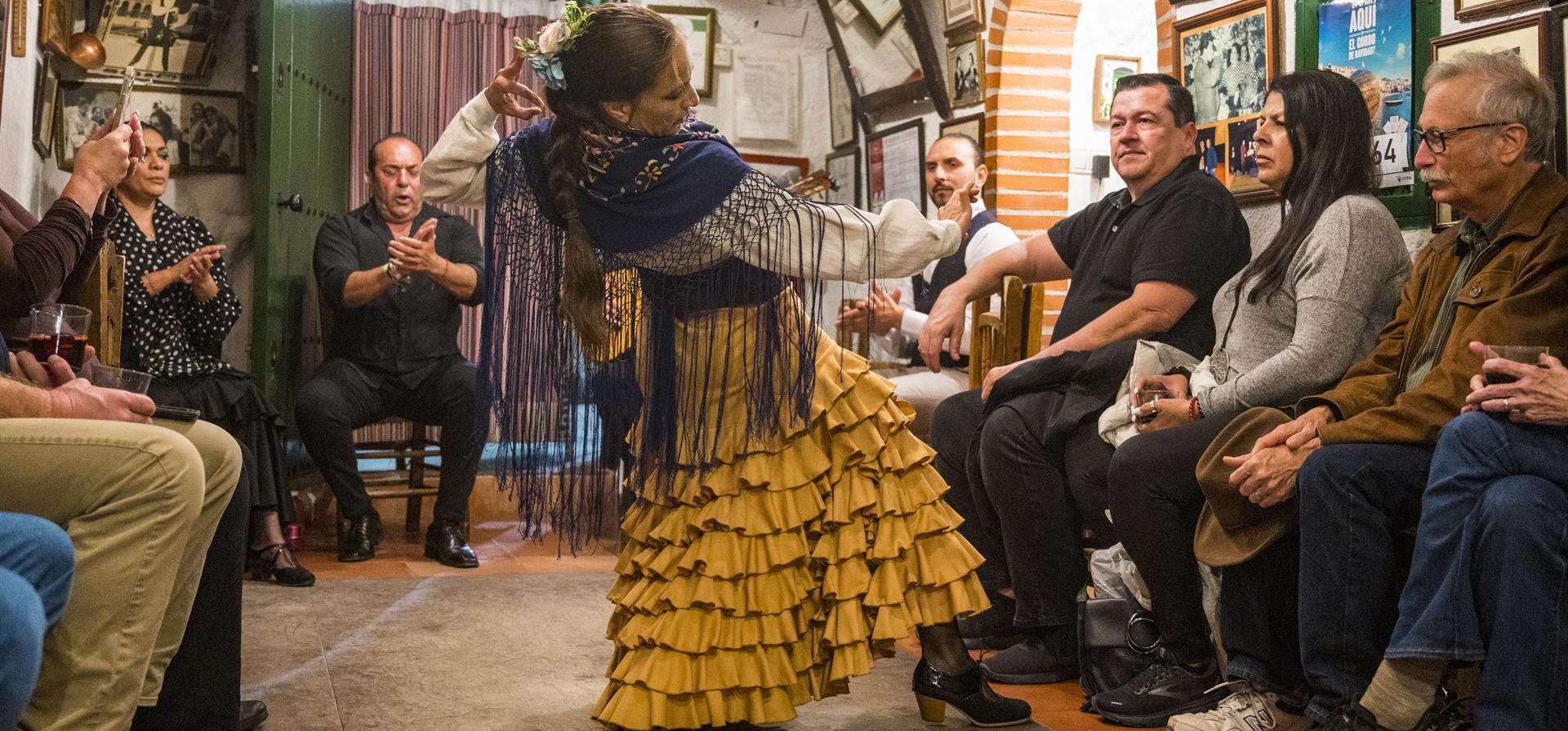 Turistas observan una de las actuaciones flamencas que cada noche tienen lugar en la cueva María La Canastera, una de las cuevas del Sacromonte de Granada que se suma este miércoles al Día Internacional del Flamenco que conmemora su proclamación como Patrimonio Cultural Inmaterial de la Humanidad, por parte de la UNESCO .EFE/Miguel Ángel Molina