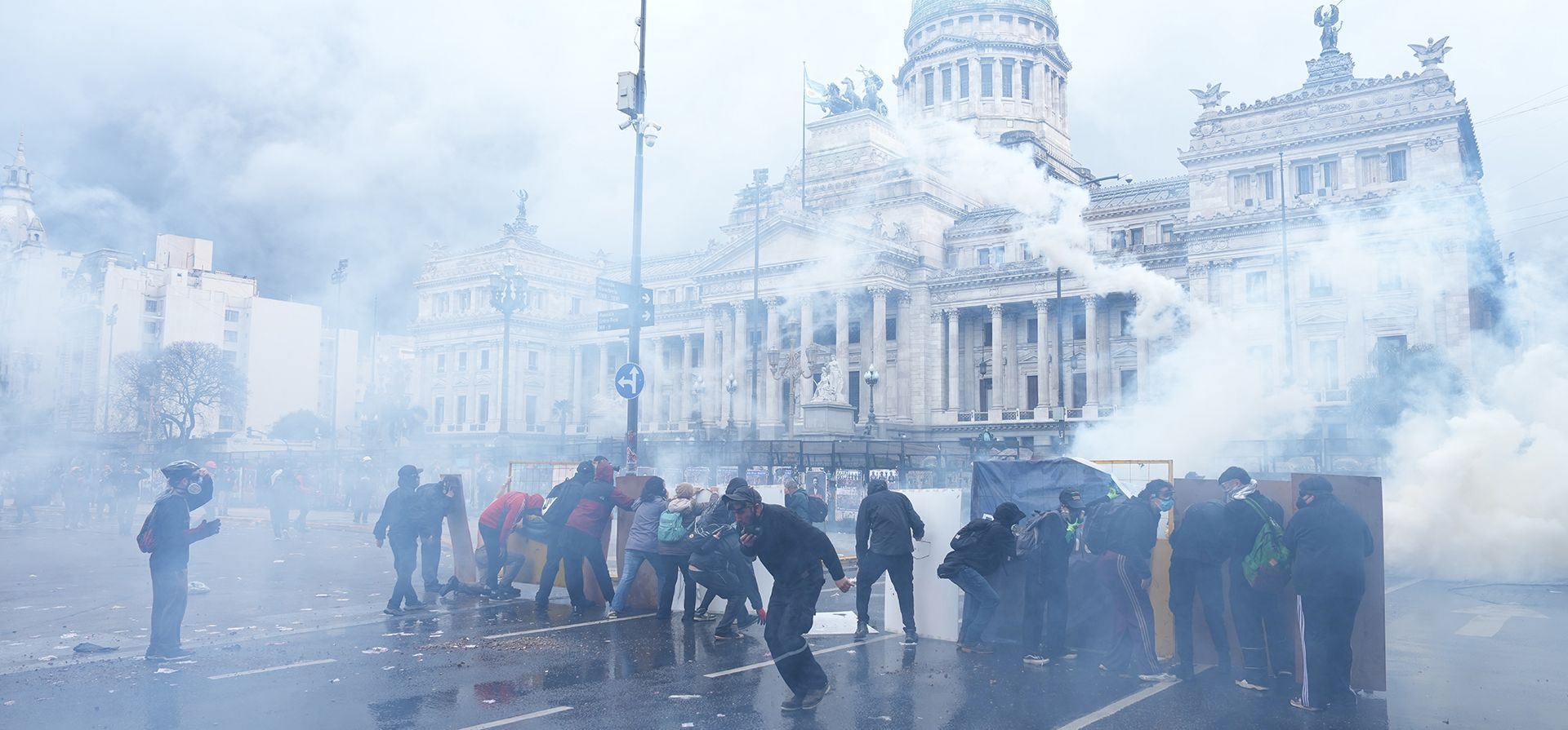 Manifestantes antigubernamentales se enfrentan a la policía durante una protesta en Buenos Aires, Argentina, el jueves 15 de octubre de 2026. (Foto AP/Rodrigo Abd) Manifestantes antigubernamentales se enfrentan a la policía durante una protesta en Buenos Aires, Argentina, el jueves 15 de octubre de 2026. (Foto AP/Rodrigo Abd)