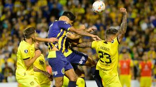 Con todo. Mallo y Quintana van con alma y vida a cabecear el córner de Malcorra. Será el gol del triunfo de Central sobre Peñarol.