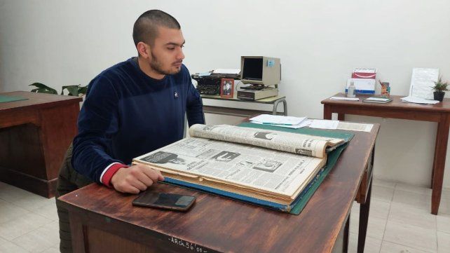 Gervasio Riera utilizando el espacio de lectura