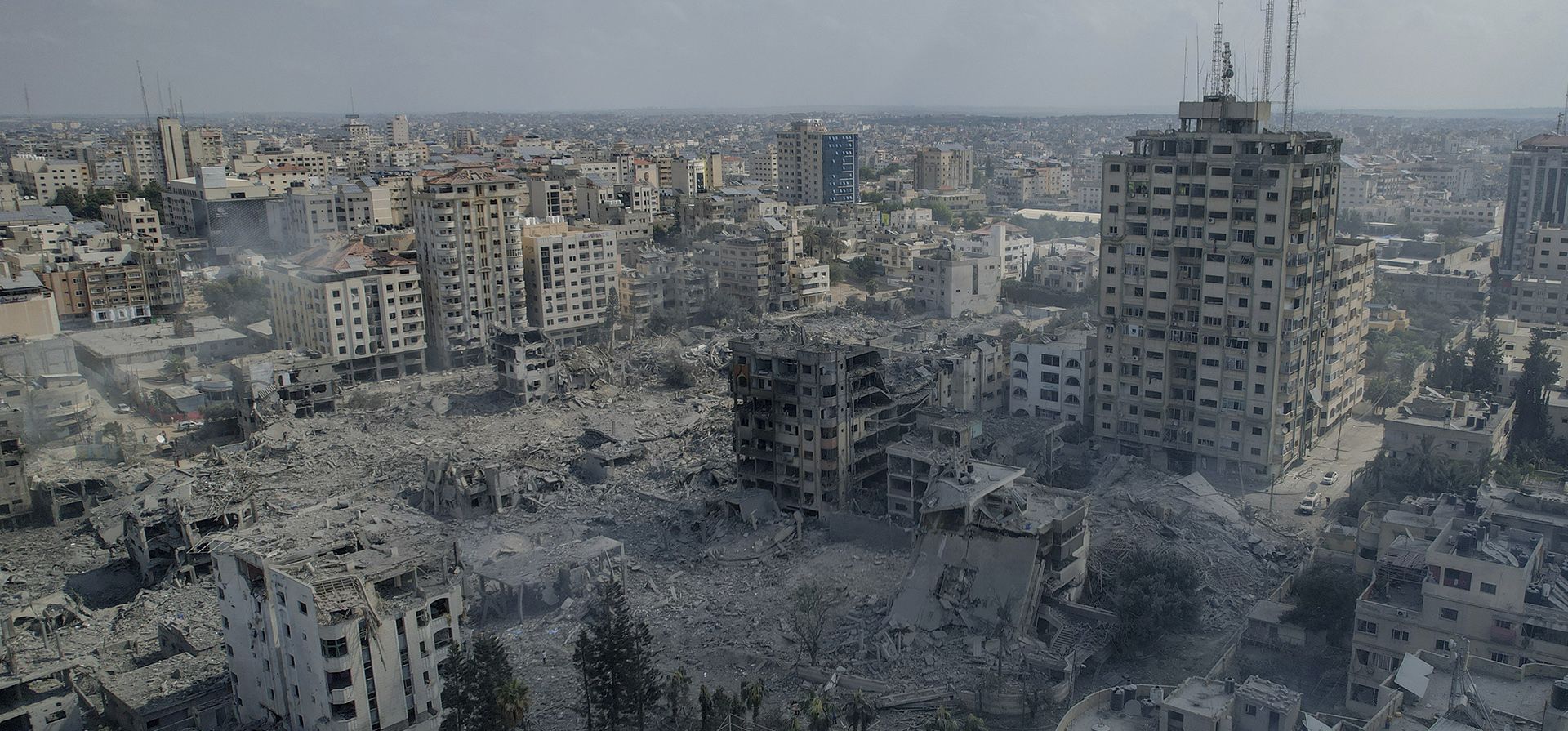 Una vista de los escombros de los edificios afectados por un ataque aéreo israelí, en la ciudad de Gaza, el martes 10 de octubre de 2023. Israel lanzó intensos ataques aéreos en Gaza después de que los gobernantes militantes del territorio llevaran a cabo un ataque sin precedentes contra Israel el sábado. Cientos de palestinos han muerto en los ataques aéreos. (Foto AP/Hatem Moussa) Una vista de los escombros de los edificios afectados por un ataque aéreo israelí, en la ciudad de Gaza, el martes 10 de octubre de 2023. Israel lanzó intensos ataques aéreos en Gaza después de que los gobernantes militantes del territorio llevaran a cabo un ataque sin precedentes contra Israel el sábado. Cientos de palestinos han muerto en los ataques aéreos. (Foto AP/Hatem Moussa)