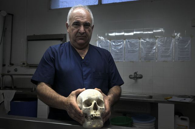 Desde hace 20 años Pimpinella realiza autopsias a los cuerpos de fallecidos en la capital provincial. Foto: Juan Baialardo&nbsp;