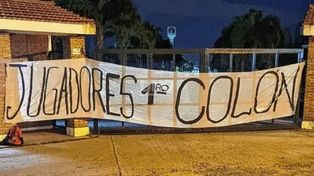 Los futbolistas del sabalero se encontraron con esta bandera al llegar al predio sabalero. (Foto: Diario Uno Santa Fe)