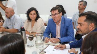 El ministro de Educación, José Goity, la secretaria Carolina Piedrabuena, el ministro de Trabajo, Roald Báscolo, junto a los representantes de los gremios docentes