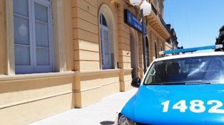 Ingresaron a un supermercado de La Paz y se llevaron las cajas de vino y un cuchillo. Quedaron registrados por las cámaras de seguridad y los detuvieron.