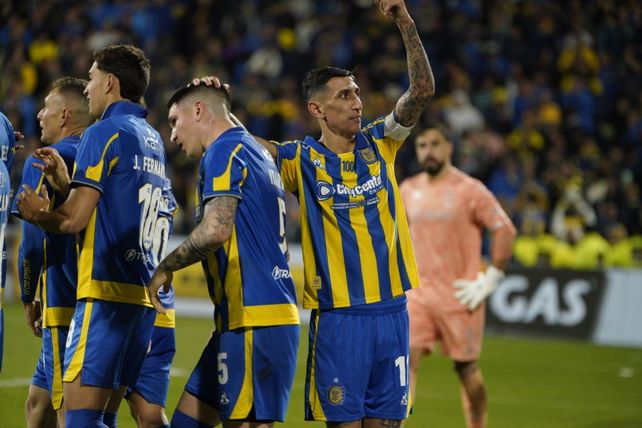 Di María convirtió tras la asistencia de Ibarra, a quien señala de cara a los hinchas.