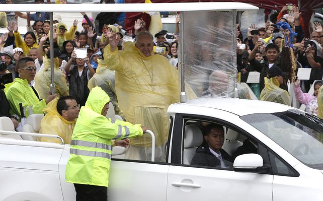 Francisco luce un poncho impermeable en su visita a las victimas de un tifón. (Foto: Reuters)