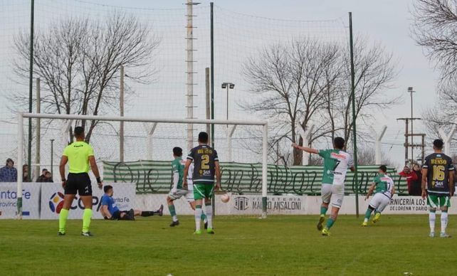 Adentro. El penal del 2-1 del equipo de Villa Cañás: gol de Santiago Gallelli.