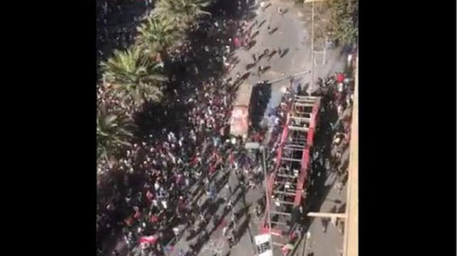 El impresionante ataque masivo a un camión de Carabineros en Chile