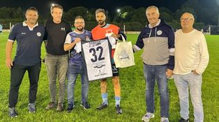 Nacho Scocco fue homenajeado en Chañar Ladeado en su visita al Club Chañarense para el juego por Copa Santa Fe.
