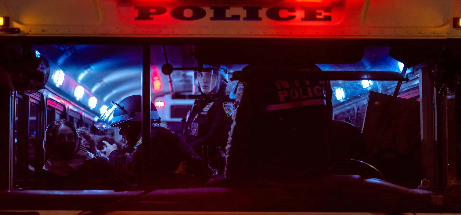 Agentes de la policía de Nueva York en un autobús después de detener a estudiantes y manifestantes propalestinos que habían establecido un campamento en el campus de la Universidad de Nueva York para protestar contra la guerra entre Israel y Hamas, Nueva York, Estados Unidos. Fotografía: Alex Kent/AFP/Getty Images Agentes de la policía de Nueva York en un autobús después de detener a estudiantes y manifestantes propalestinos que habían establecido un campamento en el campus de la Universidad de Nueva York para protestar contra la guerra entre Israel y Hamas, Nueva York, Estados Unidos. Fotografía: Alex Kent/AFP/Getty Images