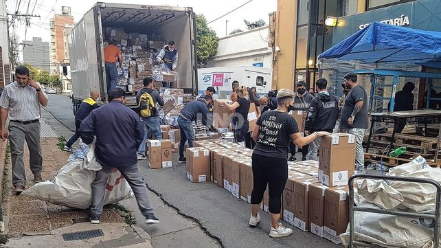 El tránsito alrededor del Tribunal Electoral de Santa Fe (1º de Mayo 1565) está cortado debido a la descarga de urnas del camión del Correo.