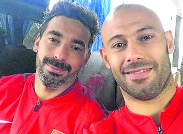 Amigos. Lavezzi y Masche comparten en la actualidad vestuario en Hebei de China y tienen contrato hasta el año que viene. Los dos analizaron ponerse la canalla en 2019.