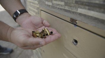 Los vecinos levantaron 14 vainas que la policía no encontró Los vecinos levantaron 14 vainas que la policía no encontró